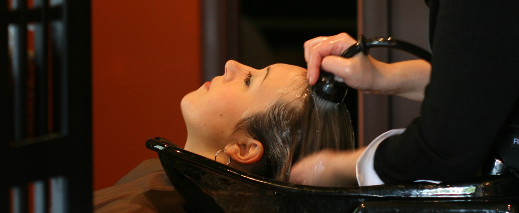 Lavando o cabelo com água morna e masageando